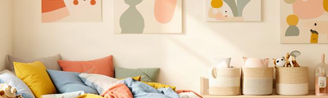 Speelse kinderkamer met zachte opbergmanden, wanddecoratie en kleurrijk bedtextiel